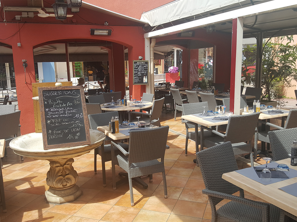 La terrasse du Mesclun, ses tables dressées et sa façade terracotta